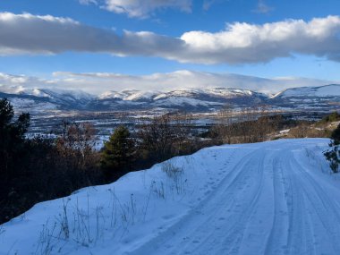 Kar, kışın Pireneler 'in dağlarının panoramik manzarasını sunuyordu.