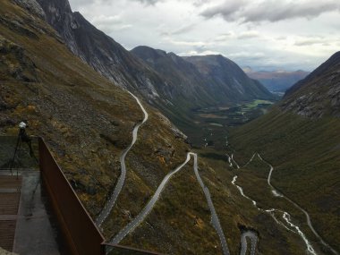 Yılan yolu Isterdalsvegen, Rauma, More ve Romsdal, Norveç 'teki dik dağların arasından geçiyor.