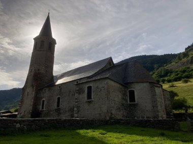 Sakin Katalan dağlarında bulutlu bir gökyüzünün altında tarihi Romanesk kilise binası