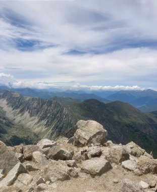 Geniş Pireneler dağ sıraları ve bulutlu yaz gökyüzü Naut Aran, Lleida