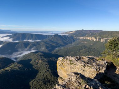 Rocky Cliff, Susqueda Vadisi 'nin sabah sisiyle kaplı panoramik manzarasını sunuyor.