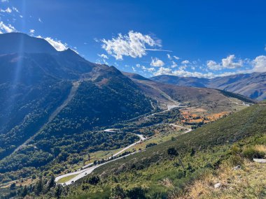 Dağ yolu Porte Puymorens vadisinde berrak mavi bir gökyüzünün altında dönüyor.