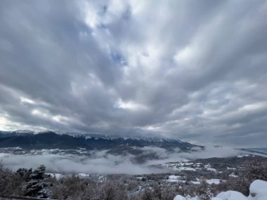 Kış dağları ve vadi, Lles de Cerdanya, Lleida 'dan yoğun sis bulutlarıyla doludur.