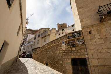 Alcala Del Jucar, İspanya; 20 Eylül 2025: Cobblestone Caddesi Alcala del Jucar Köyü 'nün geleneksel mimarisinden geçiyor