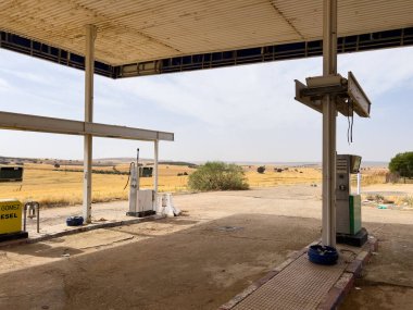 Villalgordo del Marquesado, İspanya; 21 Eylül 2025: Kırsal Cuenca 'da uçsuz bucaksız bir gökyüzünün altında paslı bir altyapıya sahip Derelict benzin istasyonu