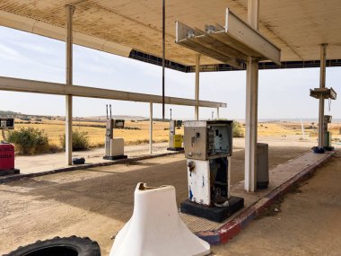 Villalgordo del Marquesado, İspanya; 21 Eylül 2025: Terk edilmiş bir benzin istasyonunda paraşüt altında duran tükenmiş benzin pompaları