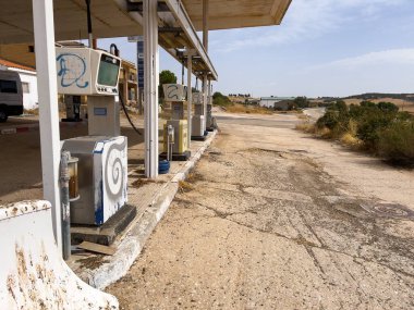 Villalgordo del Marquesado, İspanya; 21 Eylül 2025: Eski vandalize yakıt pompaları Villalgordo del Marquesado, İspanya 'da terk edilmiş bir benzin istasyonu hattı