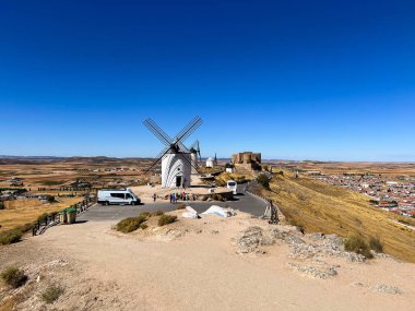Konsuegra, İspanya; 23 Eylül 2025: Tarihi yel değirmenleri ve İspanya ovasına bakan bir tepede ihtişamlı bir ortaçağ şatosu duruyor