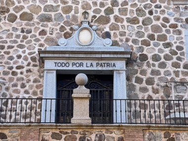 Toledo, İspanya; 24 Eylül 2025: Demir ızgara ve TODO POR LA PATRIA sloganıyla taş giriş