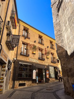 Toledo, İspanya; 24 Eylül 2025: Cobblestone Caddesi, geleneksel bina ve dükkanlarla tarihi Toledo, İspanya 'dan geçiyor