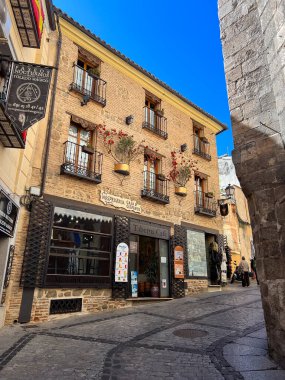 Toledo, İspanya; 24 Eylül 2025: Balkonlu bina ve Calle del Cardenal Cisneros, Toledo, İspanya