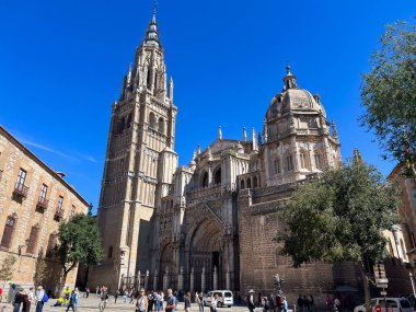 Toledo, İspanya; 24 Eylül 2025: İspanya 'nın Toledo Katedrali Açık bir günde şehir meydanında belirgin bir şekilde duruyor