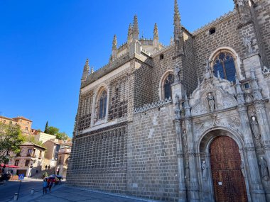 Toledo, İspanya; 24 Eylül 2025: Toledo 'nun tarihi bir simgesi olan San Juan de los Reyes manastırının Plateresk mimarisi