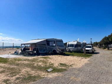 Tarragona, İspanya; 16 Eylül 2025: Katalonya 'daki bir sahil kampında okyanus manzarasının keyfini çıkaran kampçılar