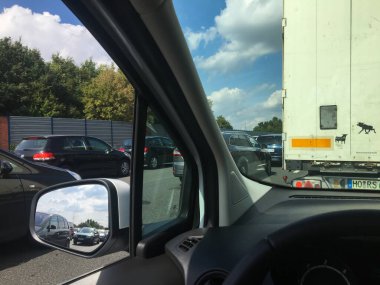 Gottingen, Almanya; 3 Eylül 2016: Pencere ve aynaya bakan bir aracın içinden Alman otoyolunda yoğun trafik sıkışıklığı