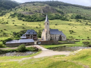 Naut Aran, İspanya; 12 Temmuz 2020: Katalonya kırsalındaki Pireneler Dağları 'ndaki taş kilise ve binalar