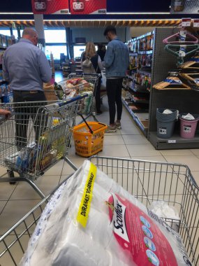 Olot, İspanya; 12 Mart 2020: İnsanlar Olot, Katalonya, İspanya 'da bir perakende mağazasında alışveriş kuyruğunda bekliyorlar