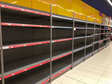 Olot, İspanya; 12 Mart 2020: Bir bakkal koridorundaki boş raflar, kıtlığı işaret ediyor