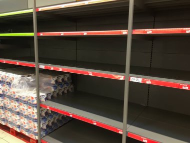 Olot, İspanya; 12 Mart 2020: Kıtlık döneminde süpermarket koridorları boş raflar ve kalan tuvalet kağıdı paketleri
