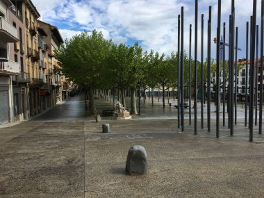 Olot, İspanya; 23 Nisan 2020: Olot, Katalonya 'da Passeig de Blay kentsel mimari ve kamu sanatı