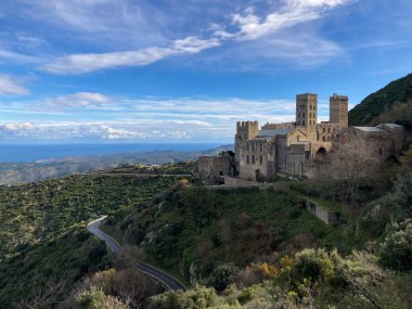 El Port de la Selva, İspanya; 8 Aralık 2020: Sant Pere de Rodes Manastırı deniz ve dağlar üzerinde tarihi bir manzara sağlıyor