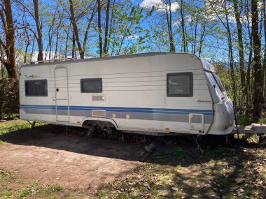 Ur, Fransa; 14 Mayıs 2021: Karavan ağaçların arasına park etmiş, doğanın tadını çıkarıyor, seyahat ediyor.