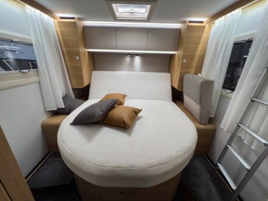 Barselona, İspanya; 11 Ekim 2023: Geniş bir yatak odası, ahşap aksanlı ve seyahat için çağdaş tasarım