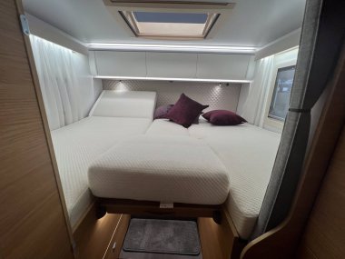 Barselona, İspanya; 11 Ekim 2023: Kamp minibüsü yatak odası tavan penceresi ve çevre aydınlatmalı rahat bir uyku alanı sunuyor