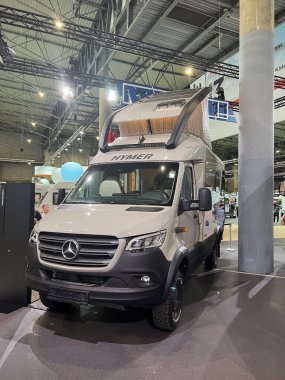 Barselona, İspanya; 11 Ekim 2023: Kamp aracı sergi salonuna park edilmiş, macera ve seyahat kabiliyetlerini ön plana çıkarıyor