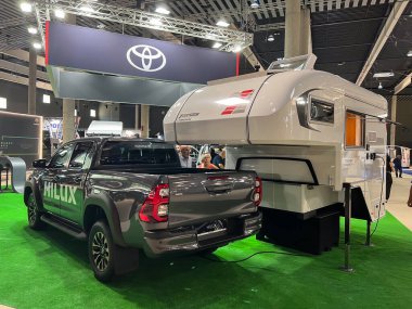 Barselona, İspanya; 11 Ekim 2023: Kamyon, açık hava macerası ve seyahat çözümleri sergileyen özel bir kampçıyla birleştirildi