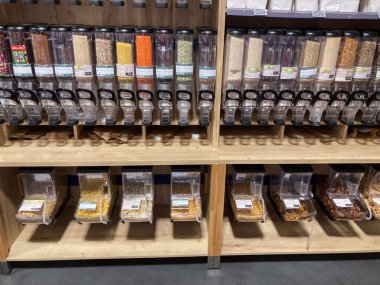 Ur, France; 10 Eylül 2021: Kendi kendine hizmet veren yerçekimi kutuları ve tahıl, fındık ve mısır gevreği dolu kapları içeren perakende satış