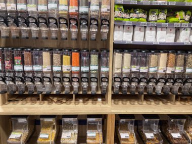 Ur, Fransa; 10 Eylül 2021: Sıfır atık ve sürdürülebilir alışverişi destekleyen modern bir markette toplu gıda dağıtıcıları