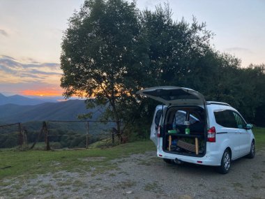 Uztarroz, İspanya; 17 Eylül 2021: Kamp aracı açık bagajlı, Baztan, Navarra 'da gün batımı