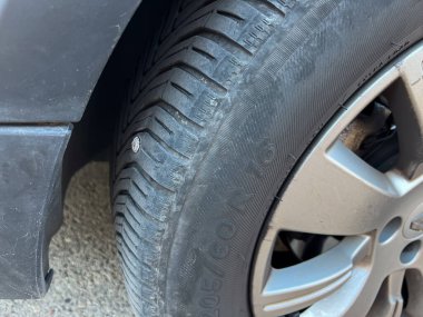 Olot, İspanya; 25 Ocak 2024: Bir araba lastiğinin çivilenmesi, acil onarım ve bakım gerektiriyor