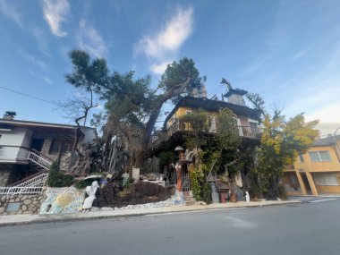 Sant Joan les Fonts, İspanya; 22 Şubat 2024: Katalonya, İspanya 'da heykeller, mozaikler ve eşsiz dekorasyonlarla kaplı eklektik ev