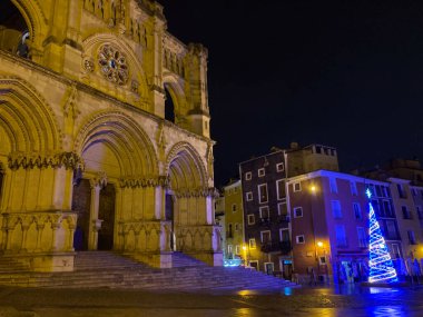 Cuenca, İspanya; 7 Aralık 2021: Cuenca Katedrali tarihi Plaza Belediye Başkanı 'nın yılbaşı ağacı ile gece aydınlandı