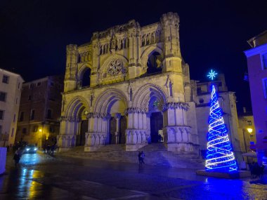 Cuenca, İspanya; 7 Aralık 2021: Cuenca Katedrali Plaza Belediye Başkanı, Castille La Mancha, İspanya 'da Noel ağacı ile aydınlandı