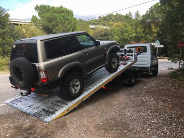 Vacarisses, İspanya; 12 Ekim 2019: Vacarisses, İspanya 'da bir arıza yaşadıktan sonra bir çekiciye yüklenen off-road aracı