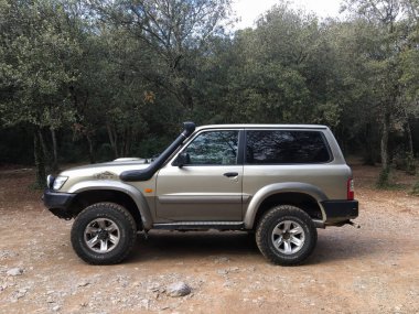 Montagut, İspanya; 12 Aralık 2019: Engebeli 4x4 SUV, İspanya 'nın Katalonya çöllerinde maceraya hazır bir şekilde toprak yola park etti.