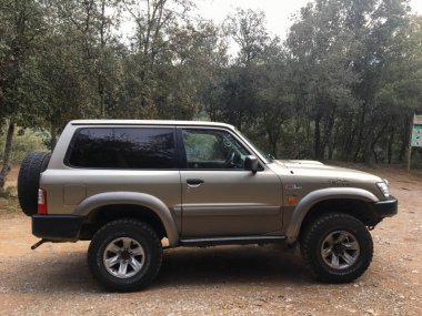 Montagut, İspanya; 12 Aralık 2019: Kirli bir yola park edilmiş 4x4 numaralı araç, aşırı maceraya hazır