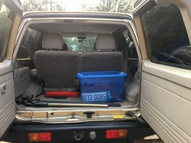 Montagut, İspanya; 12 Aralık 2019: Depolama kutusu ve kriko ile off road araç bagajı yolculuk hazırlığı