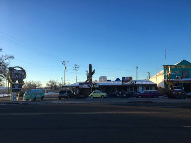 Seligman, ABD; 29 Aralık 2019: Tarihi Yol 66 'da Amerikan seyahatini sembolize eden klasik arabalı yol kenarı binaları