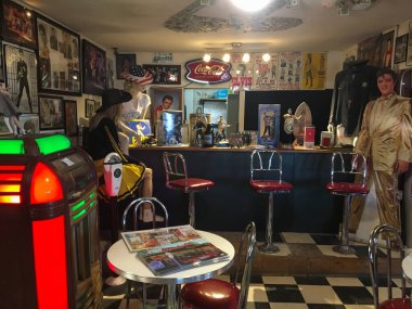 Hackberry, ABD; 29 Aralık 2019: Elvis Presley 'in hatıraları, müzik kutusu ve bar taburelerinin yer aldığı 1950' lerin tarzı bir lokanta