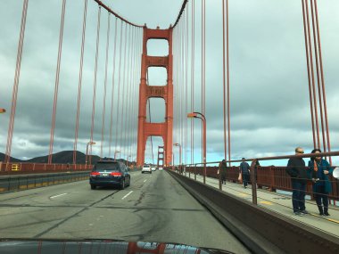 San Francisco, ABD; 4 Ocak 2020: Bulutlu bir gökyüzü altında araçlar ve yayalar Golden Gate Köprüsü 'nden geçiyor