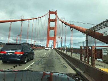 San Francisco, ABD; 4 Ocak 2020: Bulutlu bir gökyüzü altında araçlar Golden Gate Köprüsü 'nde hareket ediyor
