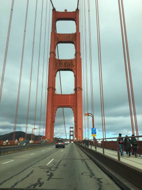 San Francisco, ABD; 4 Ocak 2020: Golden Gate Köprüsü, arabalar ve San Francisco, Kaliforniya 'daki insanlar üzerinde yükseliyor