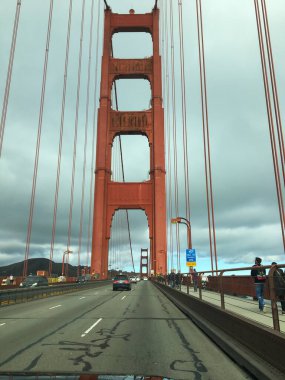San Francisco, ABD; 4 Ocak 2020: San Francisco ve Marin County 'yi trafik ve yayalara bağlayan Golden Gate Köprüsü