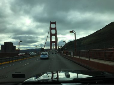 San Francisco, ABD; 4 Ocak 2020: Bulutlu bir gökyüzü altında ikonik Golden Gate Köprüsü üzerinde araçlar sürüyor