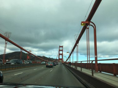 San Francisco, ABD; 4 Ocak 2020: Bulutlu bir gökyüzü altında trafiği ile Golden Gate Köprüsü 'nden geçen sürücüler