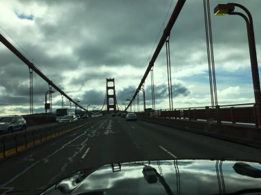 San Francisco, ABD; 4 Ocak 2020: Golden Gate Köprüsü, bulutlu gökyüzünün altında araçları olan kulelere doğru bakıyor